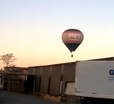 Segundo informações, este é o momento em que o balão começa a perder altitude e a seguir cai no Rio